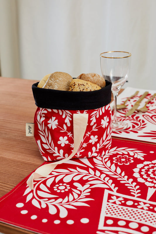 Panera pequeña folklore rojo