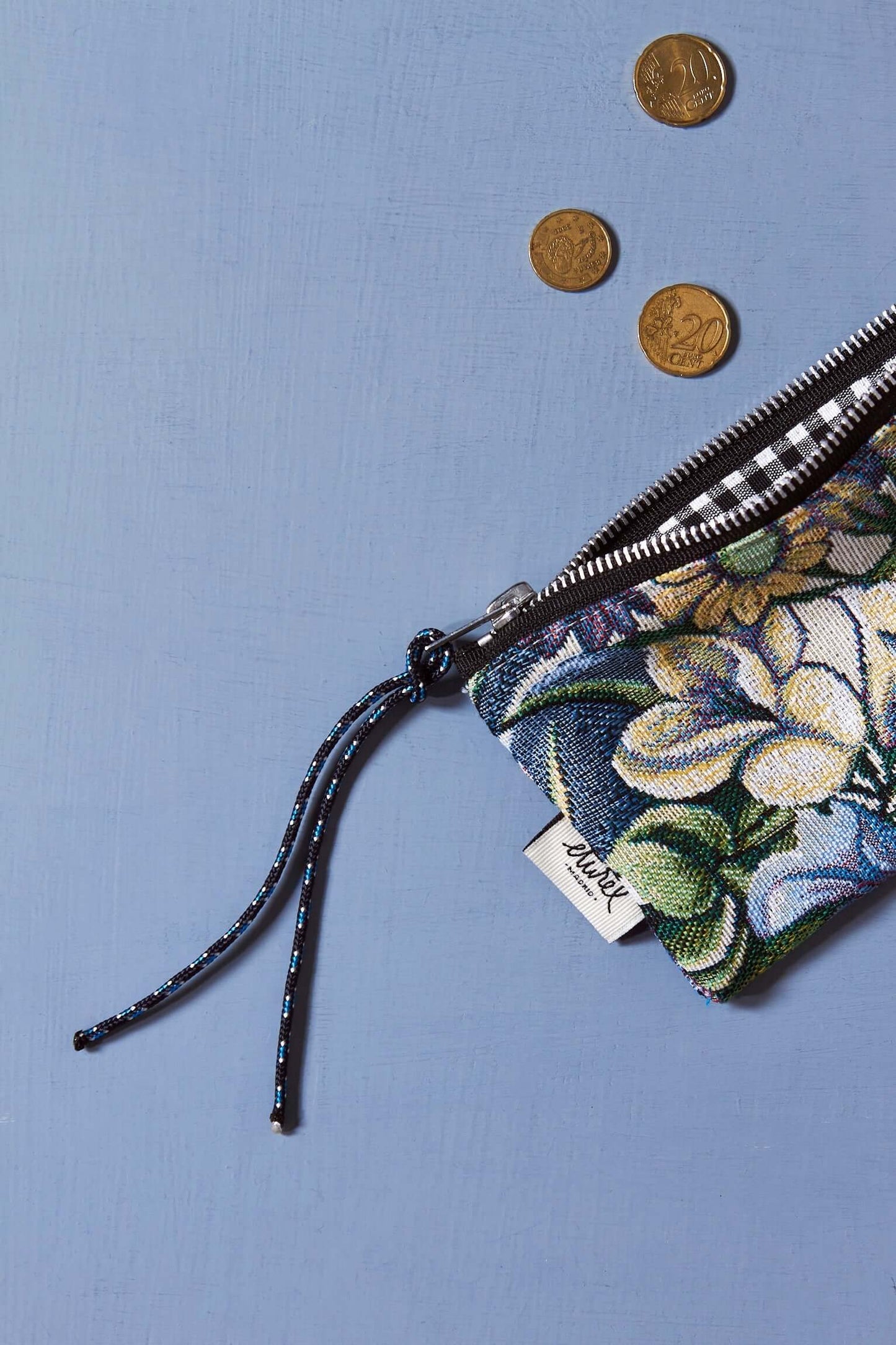 Monedero tejido jacquard flores crisantemos azules
