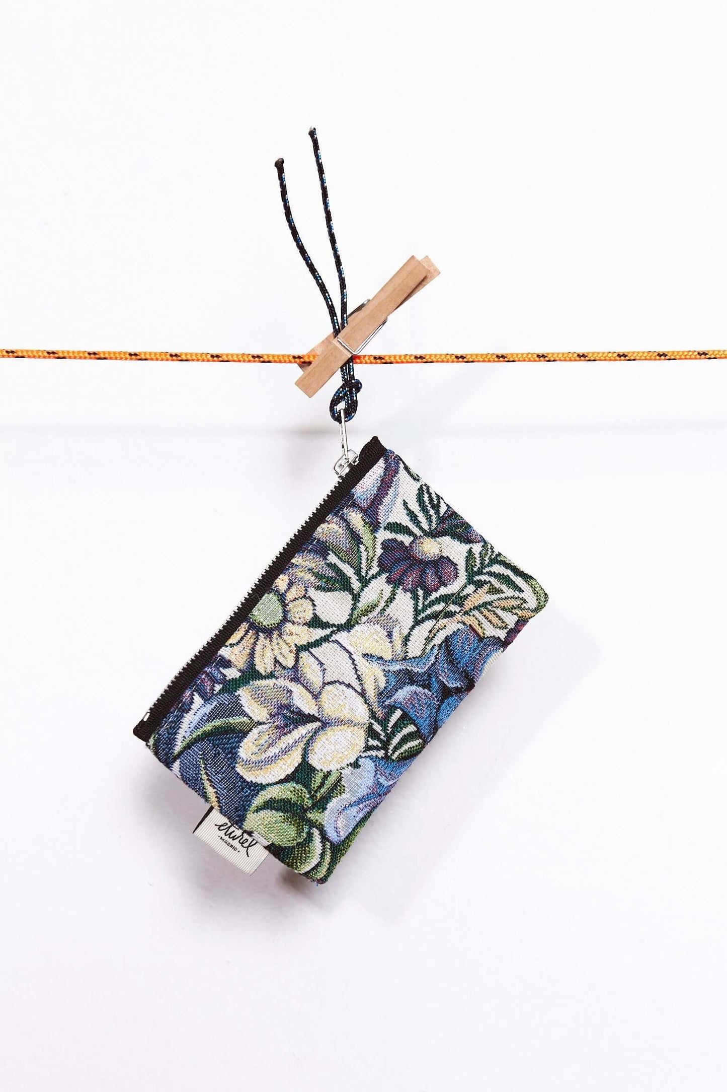 Monedero tejido jacquard flores crisantemos azules