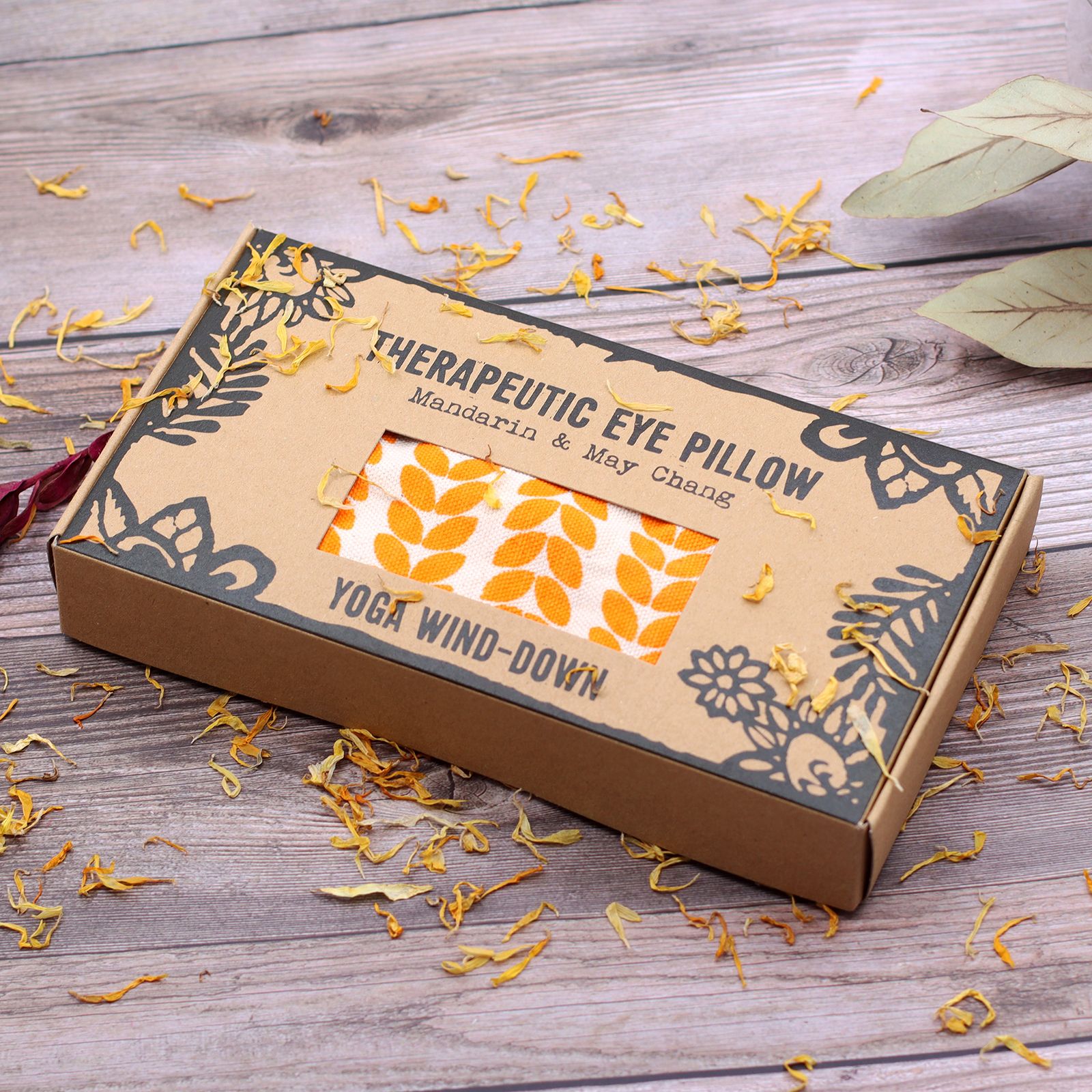 Mujer relajándose en savasana con almohada para ojos durante la práctica de yoga