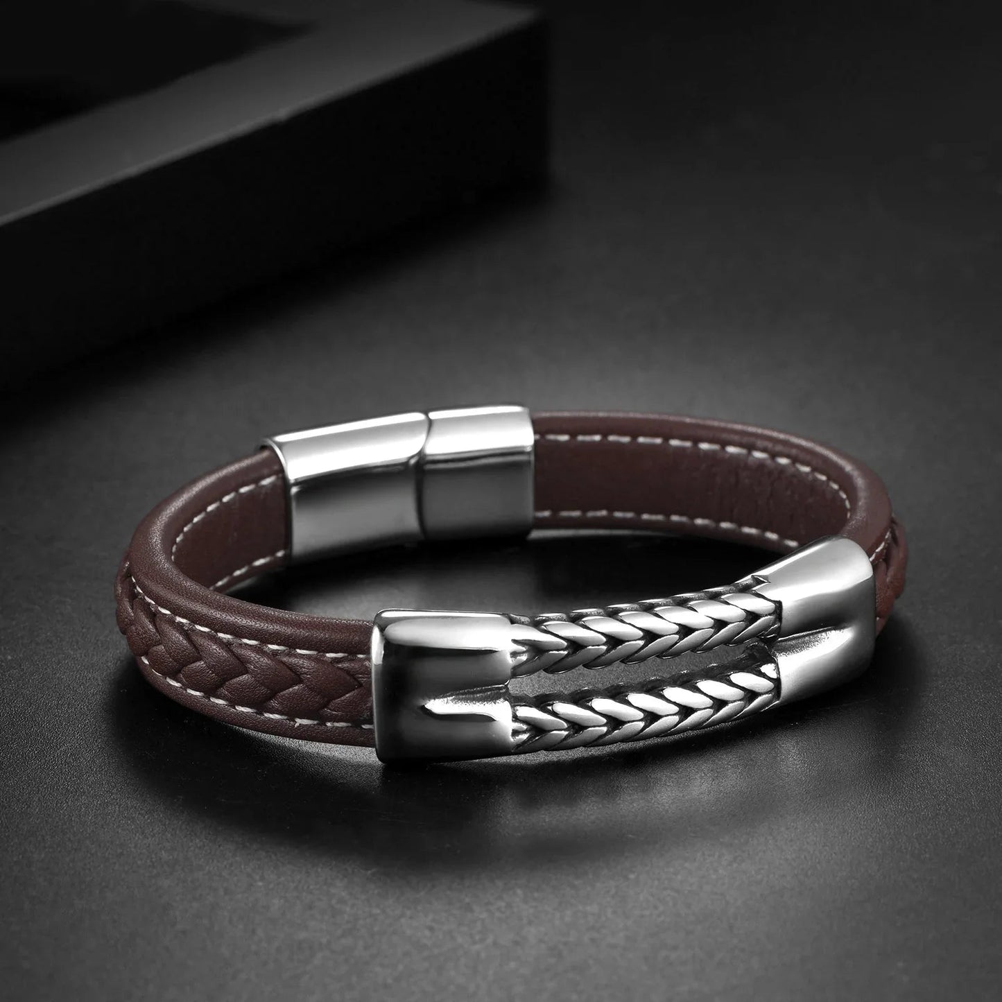 Pulsera Magalle · Pulsera de cuero marrón con cierre