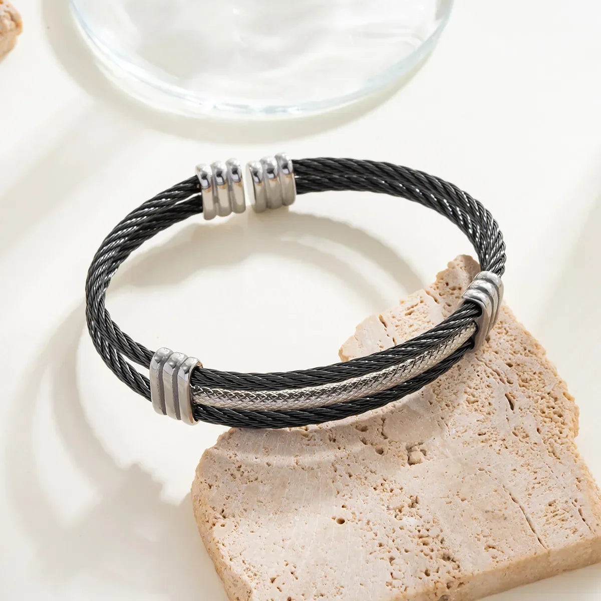 Pulsera Leptus · Pulsera rígida abierta en color negro y plata