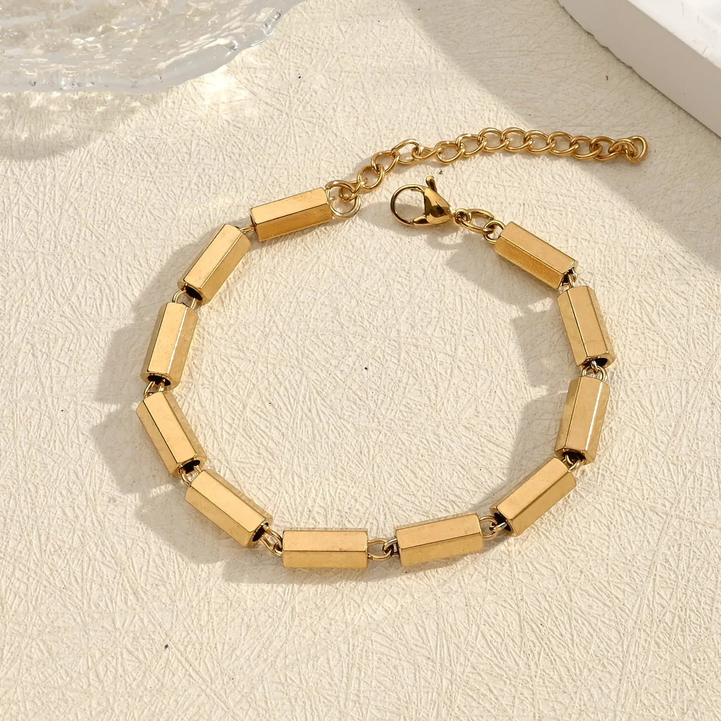 Pulsera Stratos  · Pulsera de eslabones geométricos chapado en oro 18k