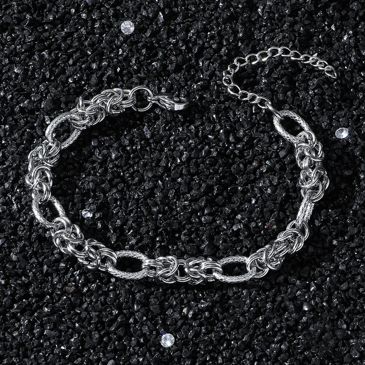 Pulsera Ofiuco · Pulsera de titanio expandible con patrón geométrico