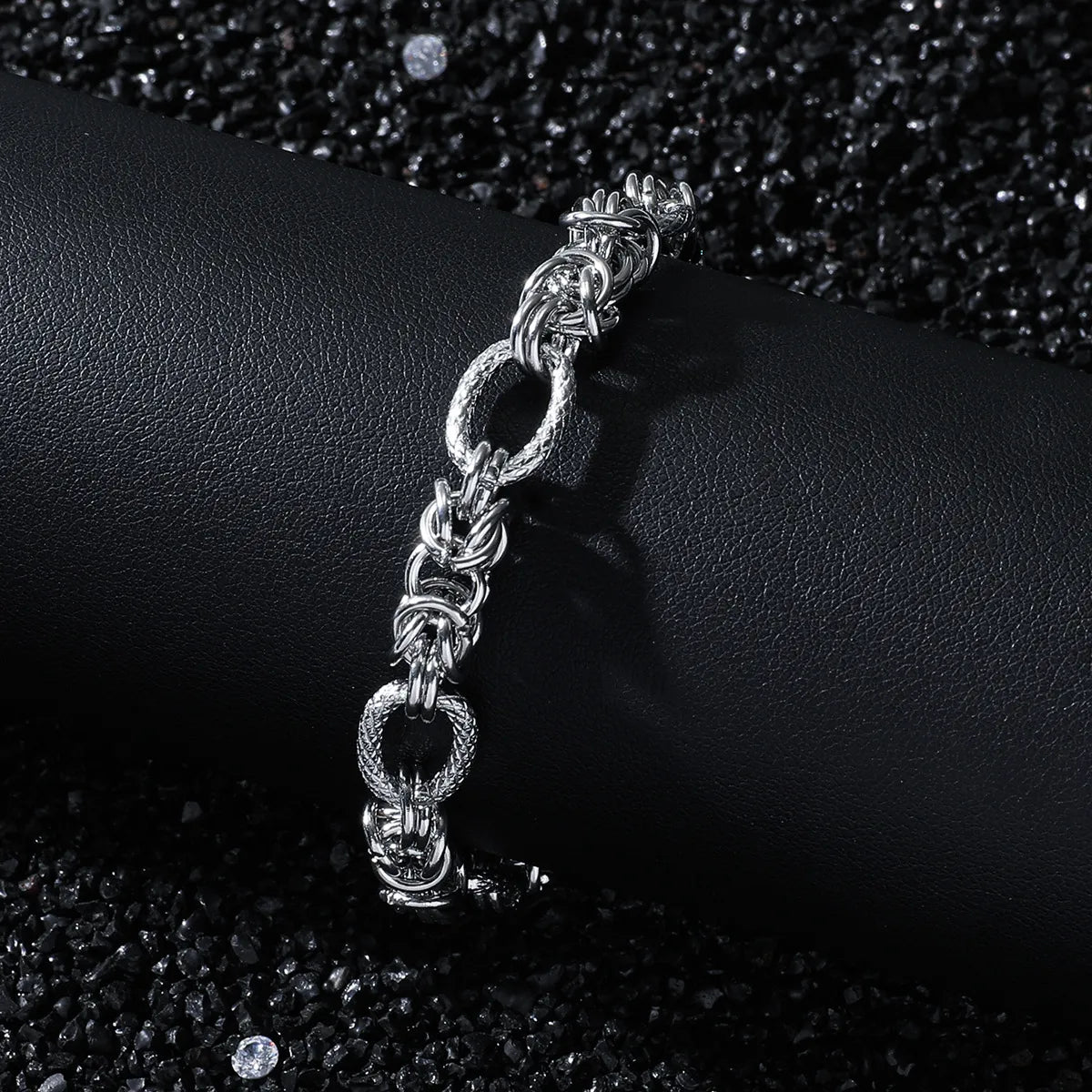 Pulsera Ofiuco · Pulsera de titanio expandible con patrón geométrico