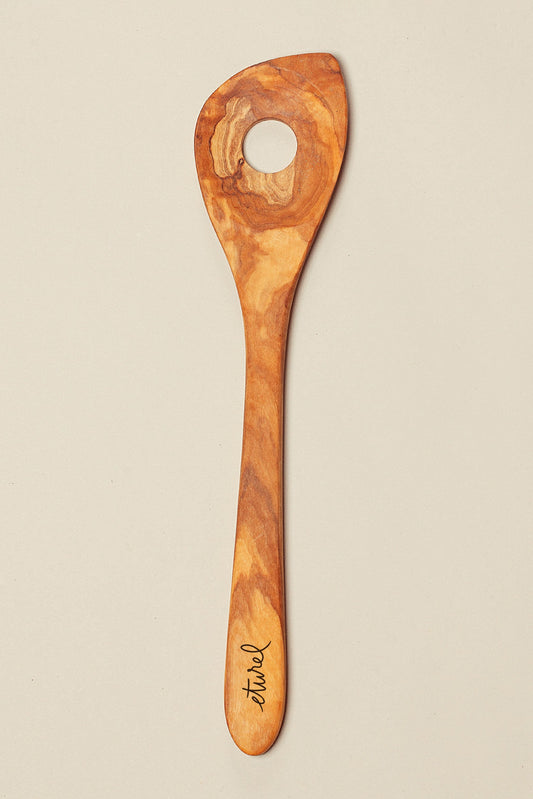 Cuchara con agujero de madera de olivo