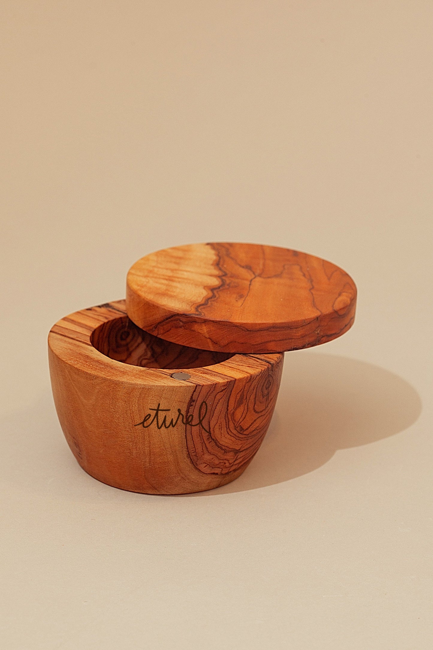Salero de madera de olivo con tapa imantada hecho a mano