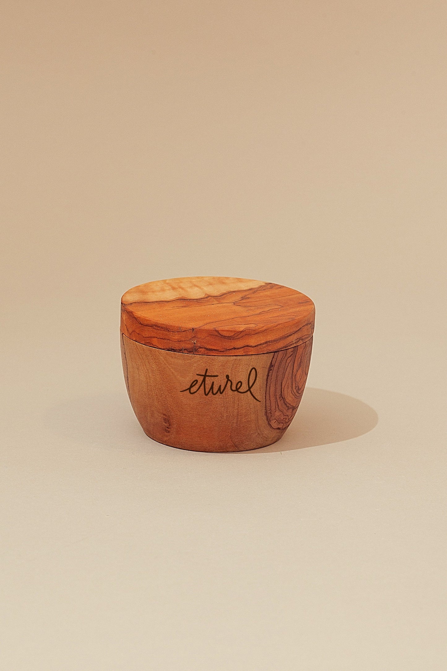 Salero de madera de olivo con tapa imantada hecho a mano