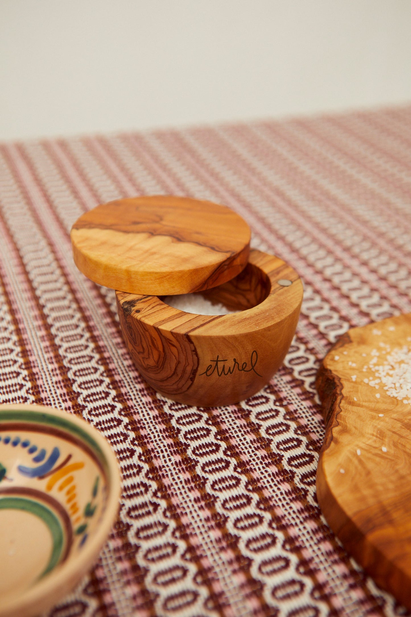 Salero de madera de olivo con tapa imantada hecho a mano
