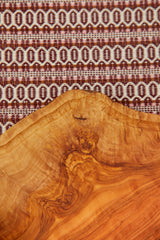 Tabla de madera de olivo irregular con mango grande