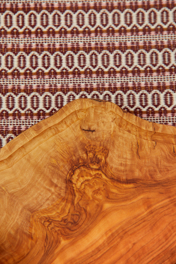Tabla de madera de olivo irregular con mango grande