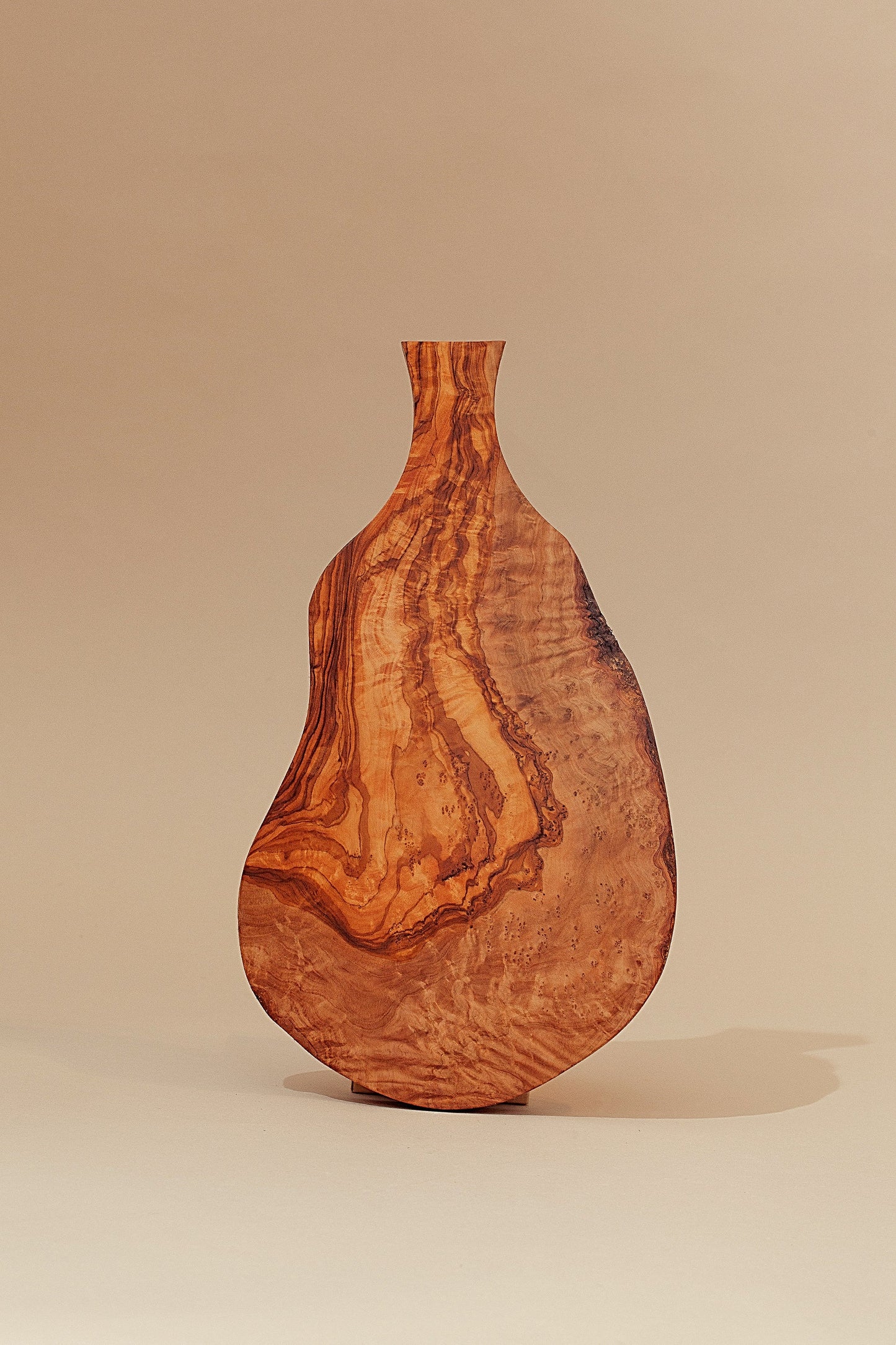 Tabla de madera de olivo irregular con mango mediana