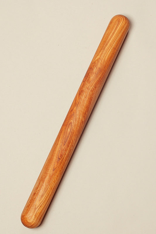 Rodillo de cocina de madera de olivo con veteado natural, diseño cilíndrico liso, color marrón cálido y acabado pulido.