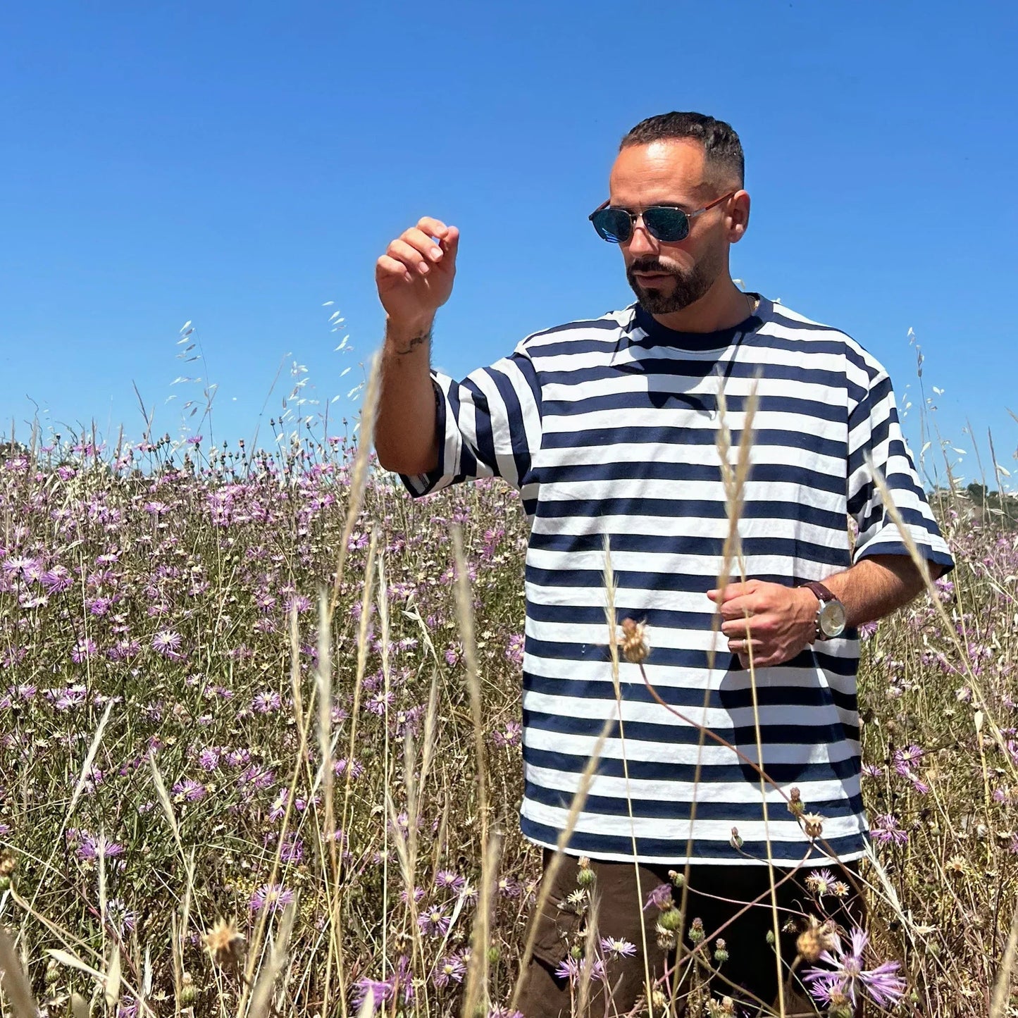 Oratori · gafas de sol grabadas con lentes azules y patillas de madera