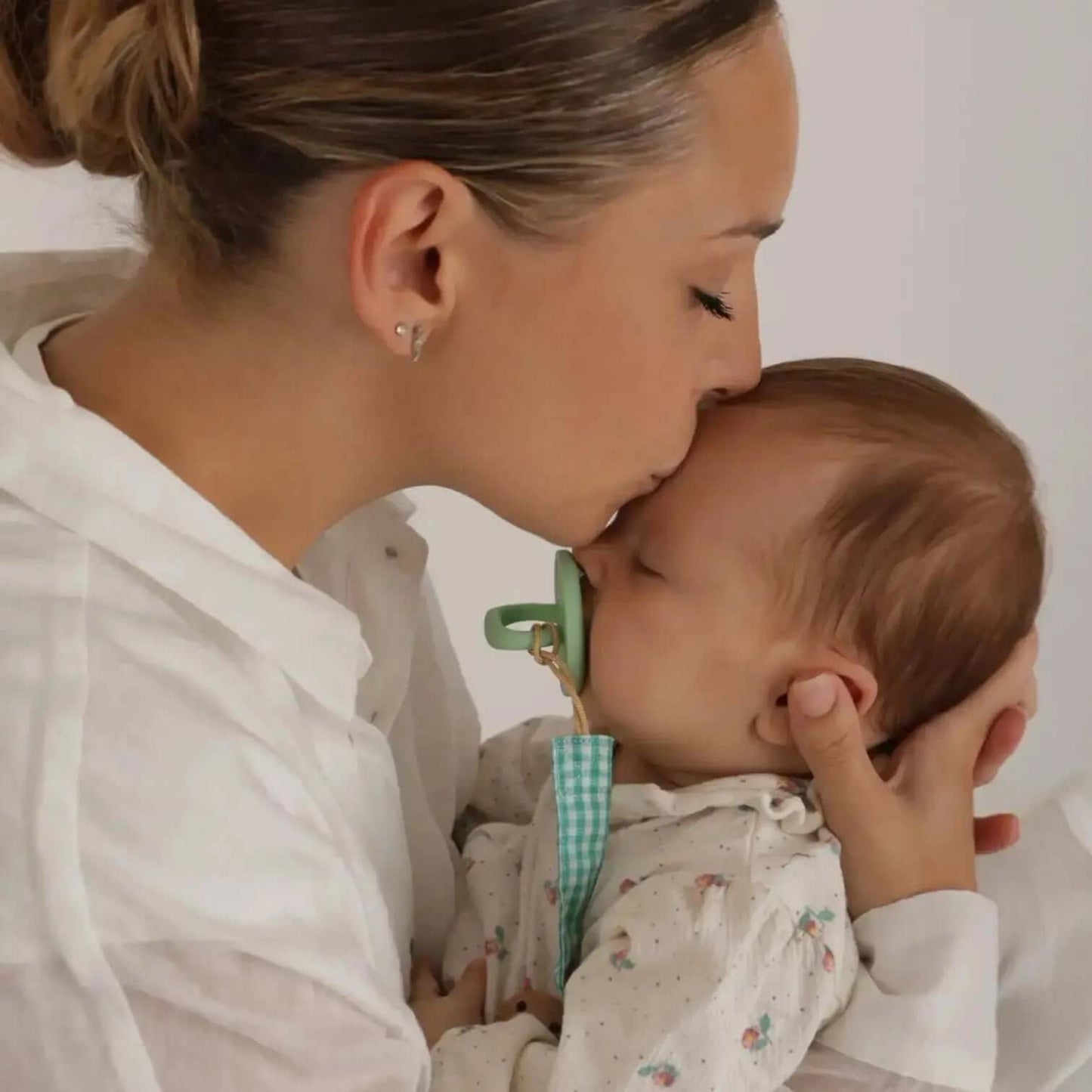 Kit Nenina & Co – Oliva| 2 Chupeteros Algodón Orgánico + 1 Chupete Clásico de Silicona