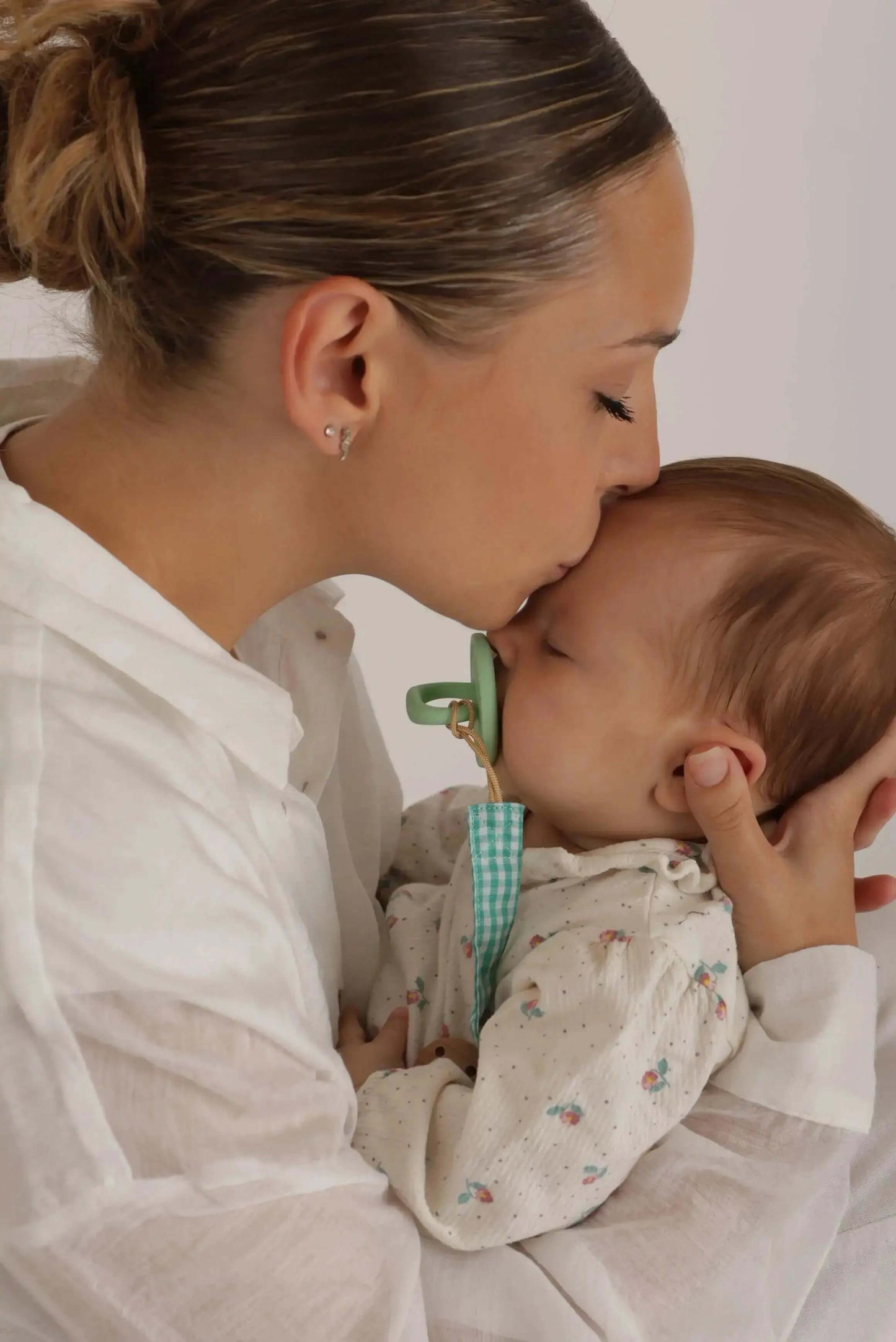 Kit Nenina & Co – Oliva | 2 Chupeteros Algodón Orgánico + 1 Chupete Clásico de Silicona