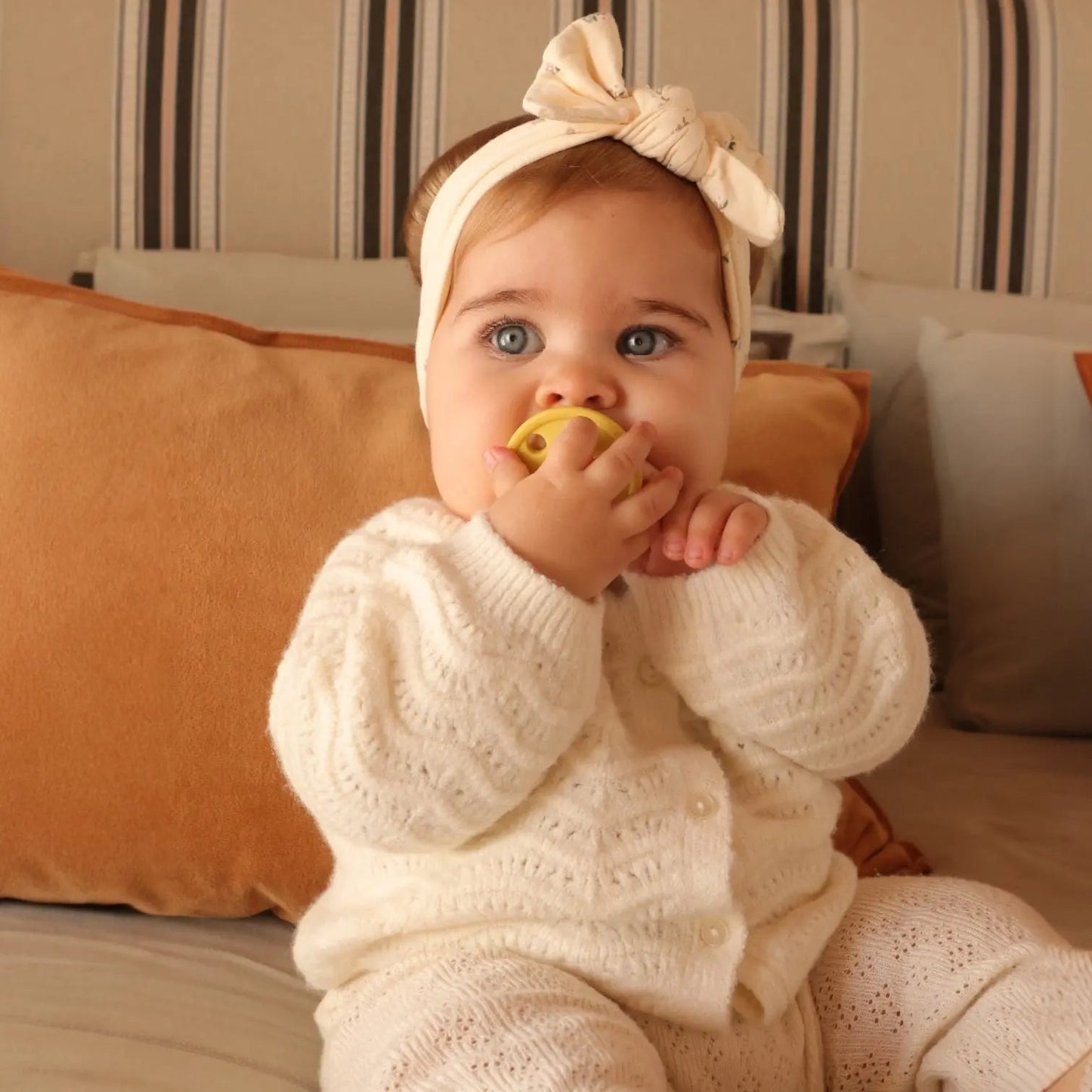 Kit Nenina & Co – Amarillo | 2 Chupeteros Algodón Orgánico + 1 Chupete Clásico de Silicona