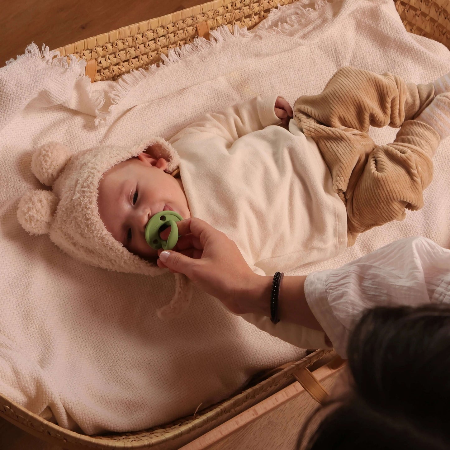 Kit Nenina & Co – Oliva | 2 Chupeteros Algodón Orgánico + 1 Chupete Clásico de Silicona