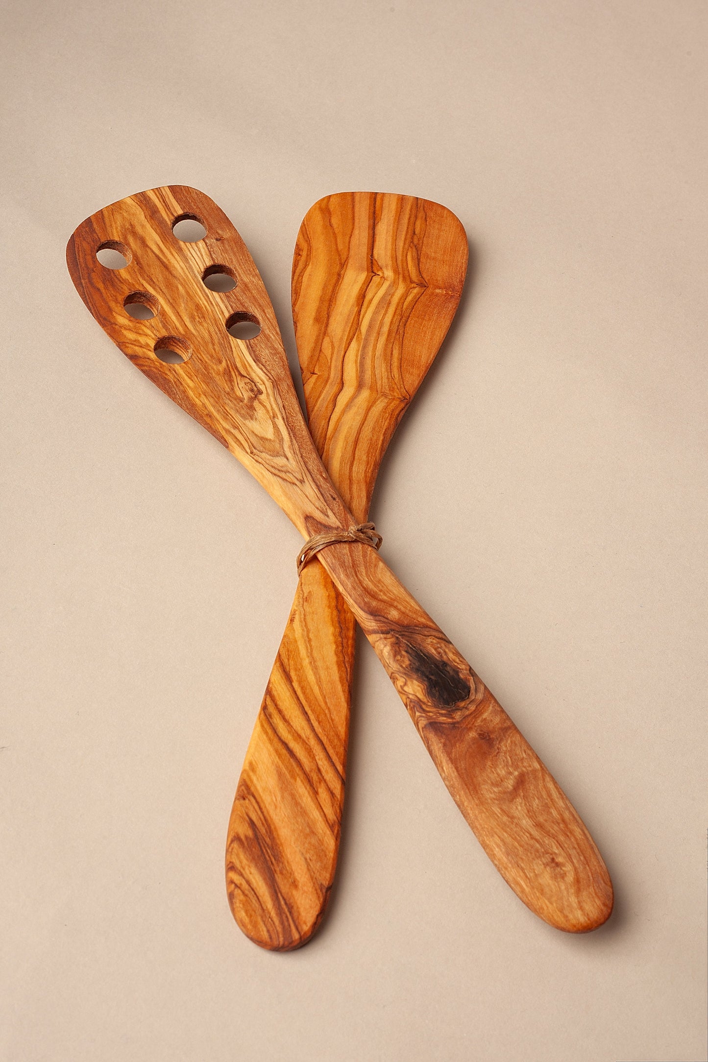 Utensilios de cocina de madera de olivo, color marrón claro, estilo rústico, ideales para ensaladas y salsas.