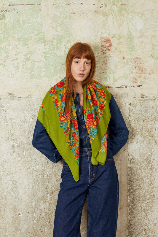 Pañuelo portugués flores verde oliva