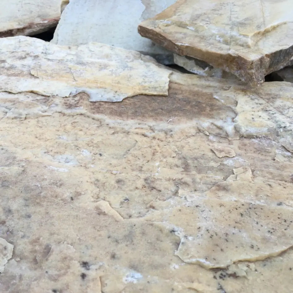 Crea caminos y senderos con el Planchoncillo Amarillo para Jardín. Resistente, natural y fácil de instalar, ideal para exteriores.