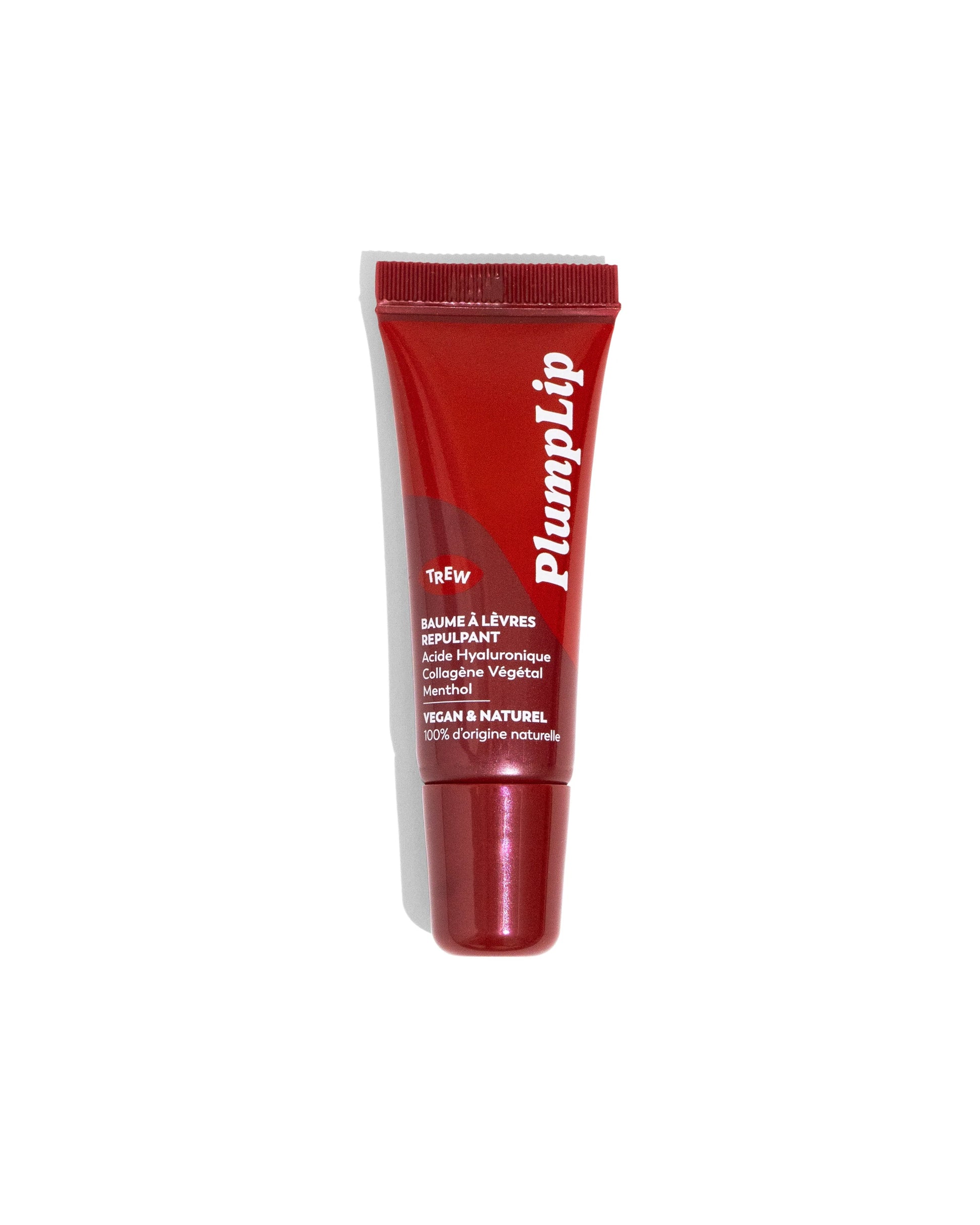 Tube de baume repulpant PlumpLip Trew Cosmetic rouge brillant, inscriptions blanches sur fond uni, fond blanc.