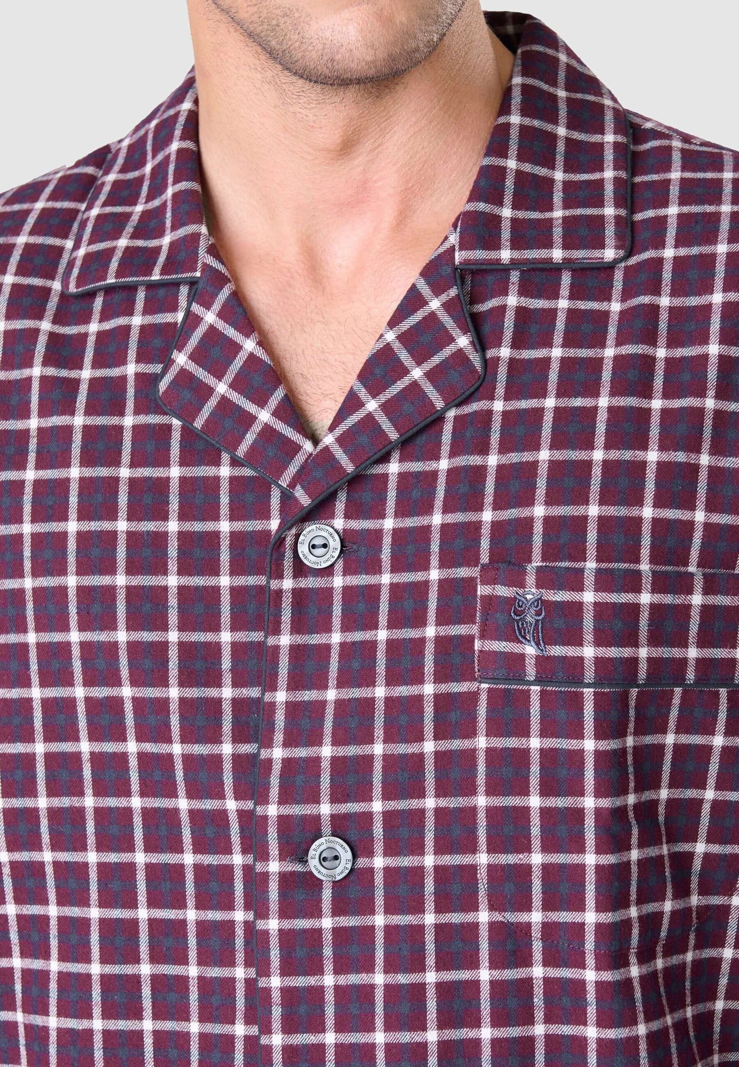 Pijama Hombre Invierno Solapa Algodón Franela Cuadros en rojo y blanco con detalles de botones personalizados.