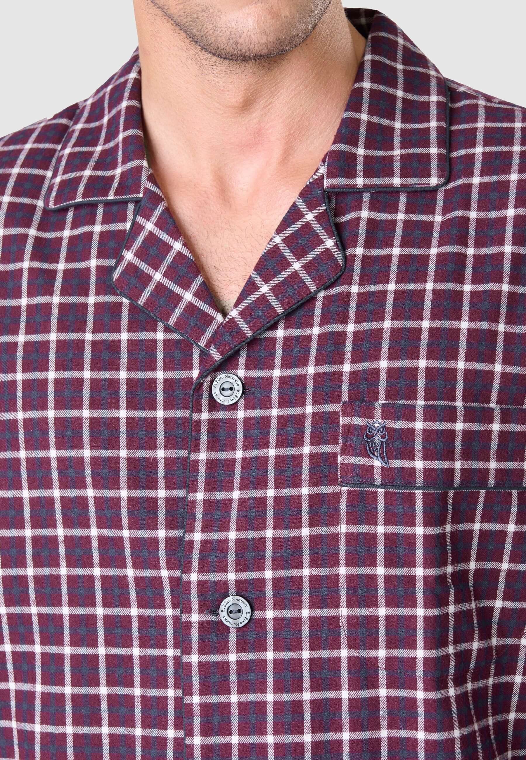 Pijama Hombre Invierno Solapa Algodón Franela Cuadros en rojo y blanco con detalles de botones personalizados.