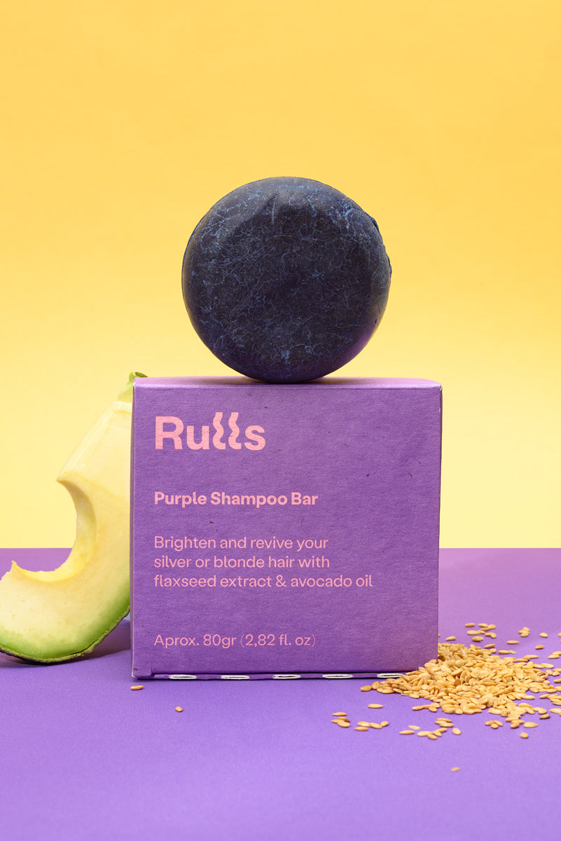 Barra de champú morada con aceite de aguacate y extracto de linaza, envuelta en caja morada. 80g.