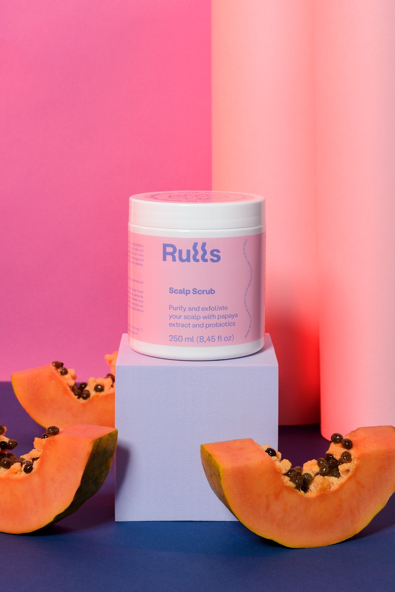 Exfoliante para el cuero cabelludo Rupes en envase rosa, con papaya y probióticos, 250 ml.