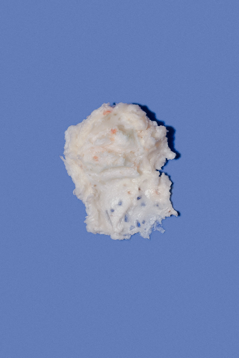 Crema hidratante blanca, suave y cremosa, ideal para todo tipo de pieles sobre fondo azul.