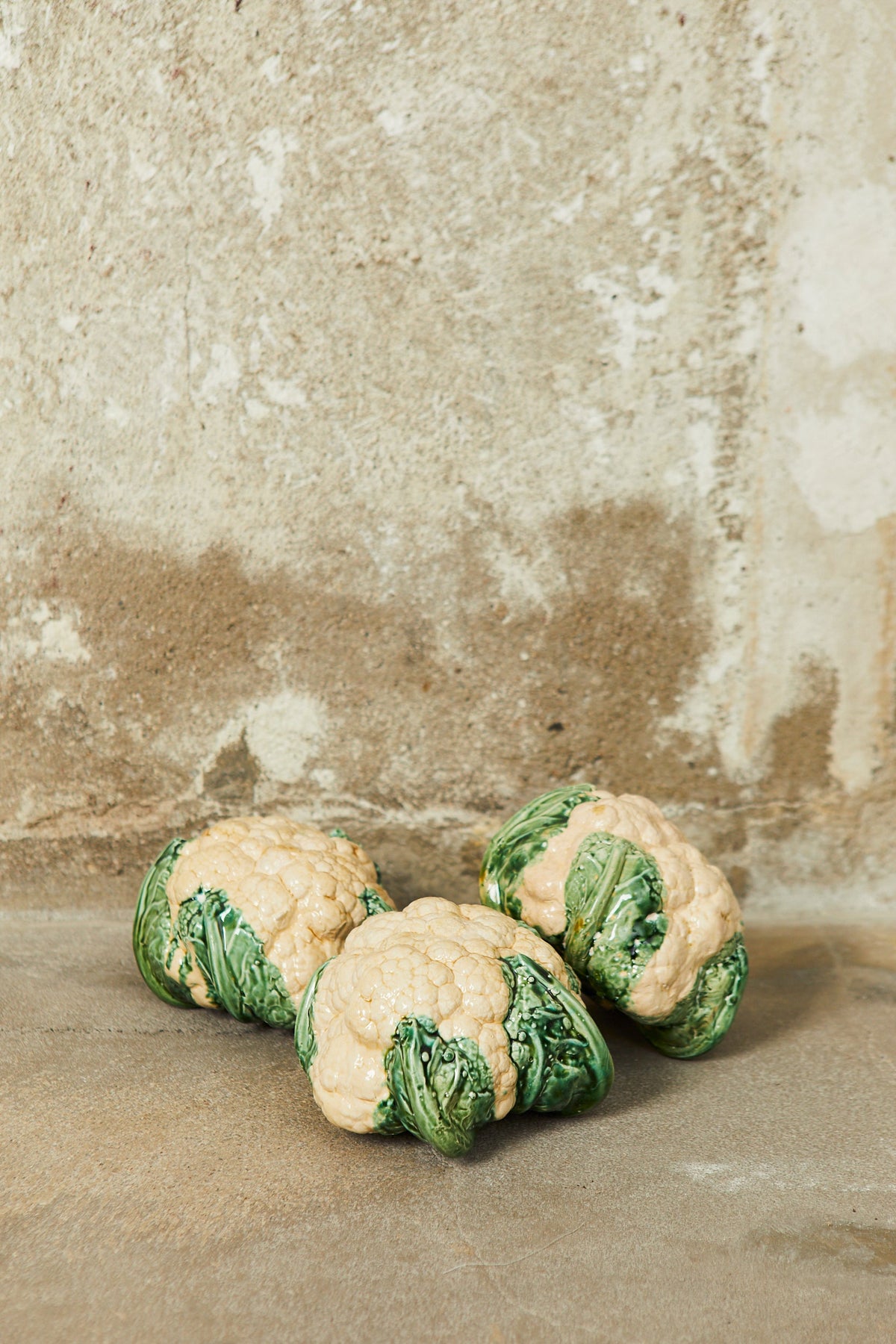 Decorativos de cerámica en forma de coliflor, colores beige y verde, estilo rústico, perfectos para cocina o comedor.