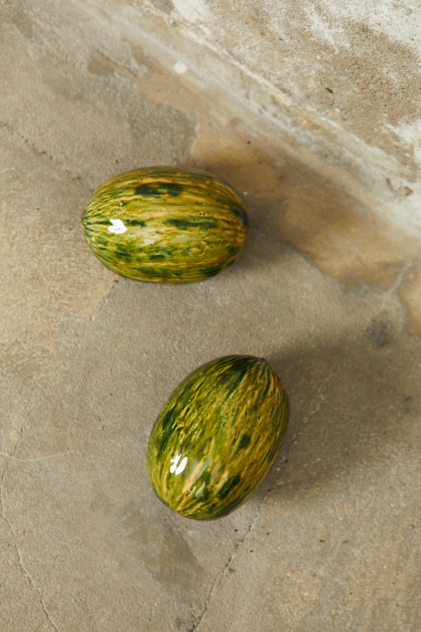 Huevos decorativos de cerámica verde y amarilla, estilo rústico, perfectos para embellecer cualquier espacio.
