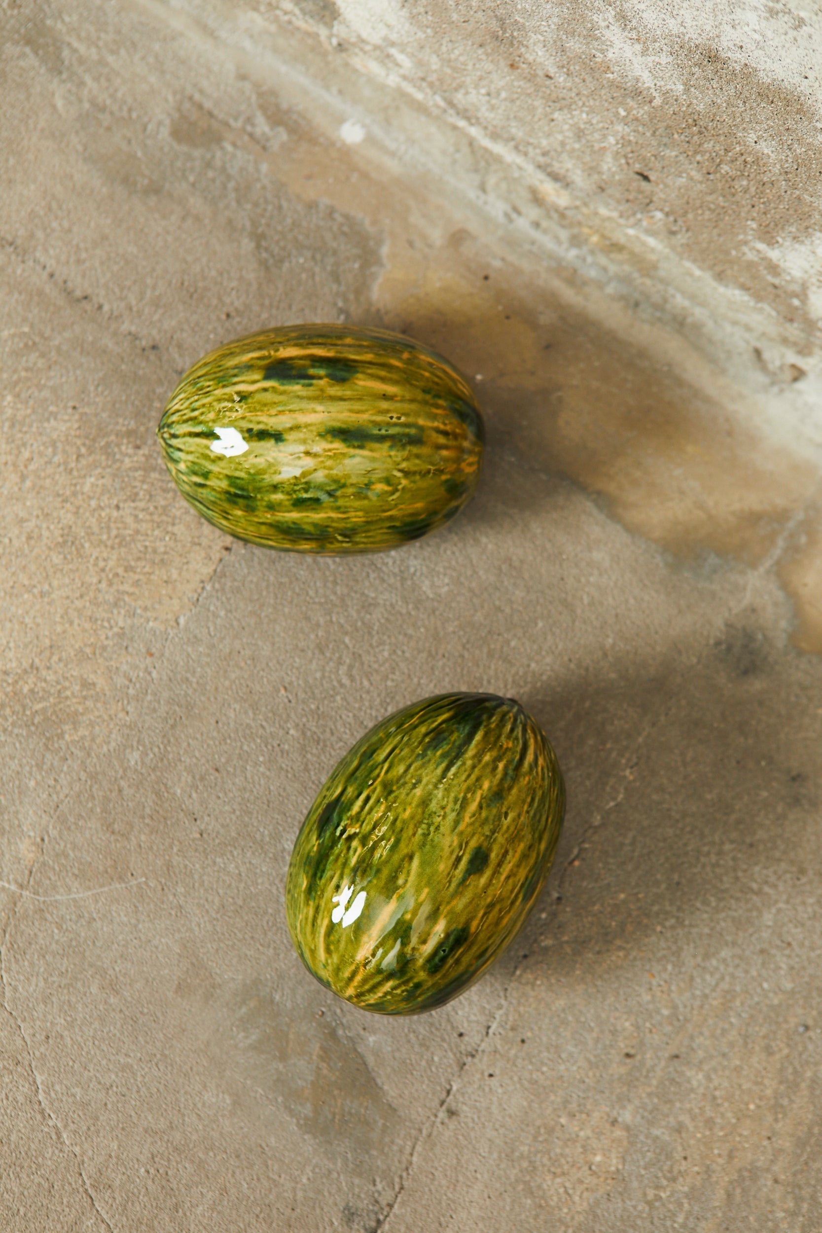 Huevos decorativos de cerámica verde y amarilla, estilo rústico, perfectos para embellecer cualquier espacio.