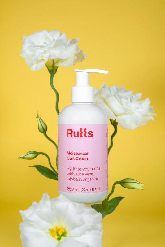 Crema para rizos hidratante Ruüts, 250 ml, envase blanco con detalles rosas, con aloe vera, jojoba y aceite de argán.