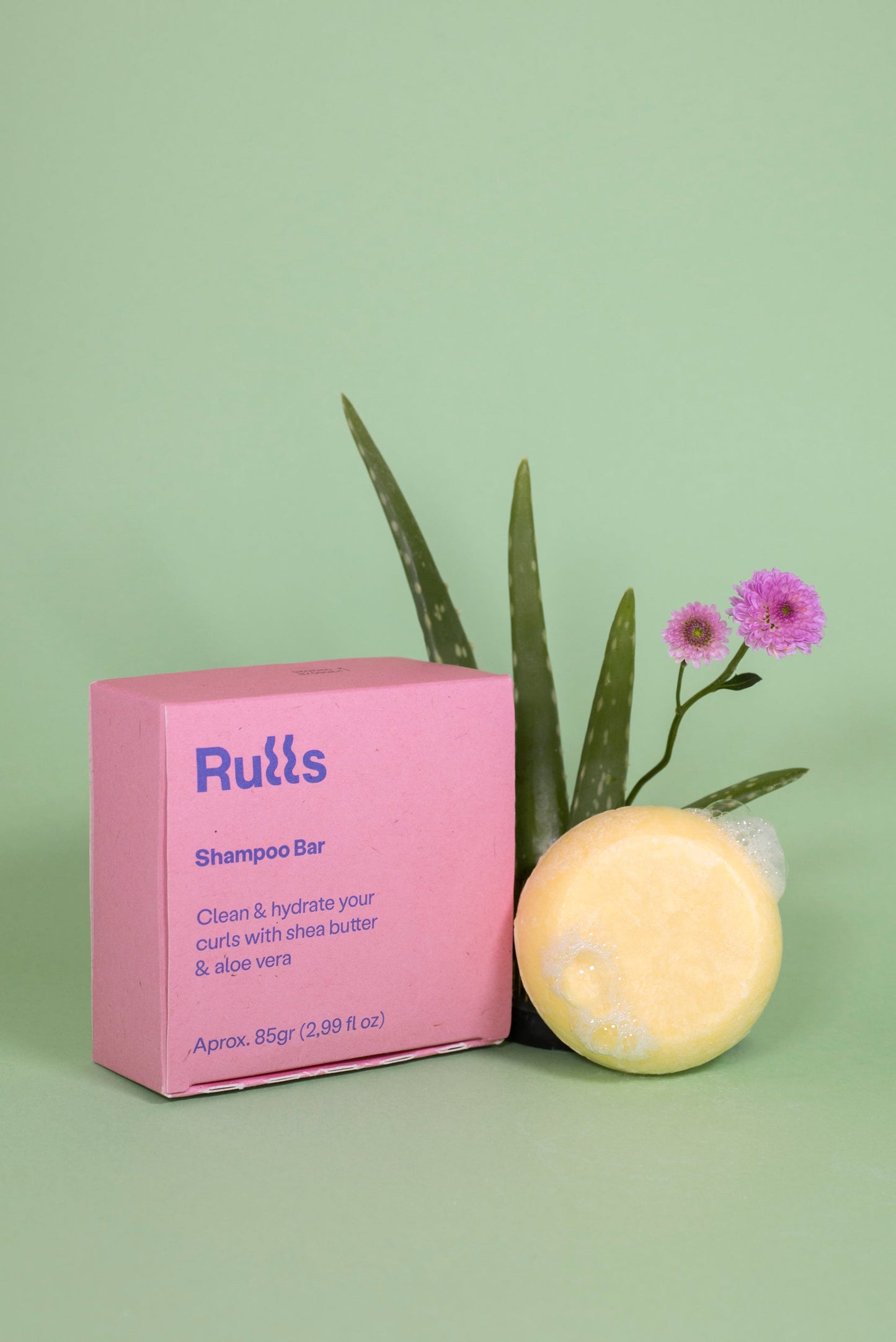 Champú sólido amarilla con manteca de karité y aloe vera, envase rosa, ideal para rizos. 85g.