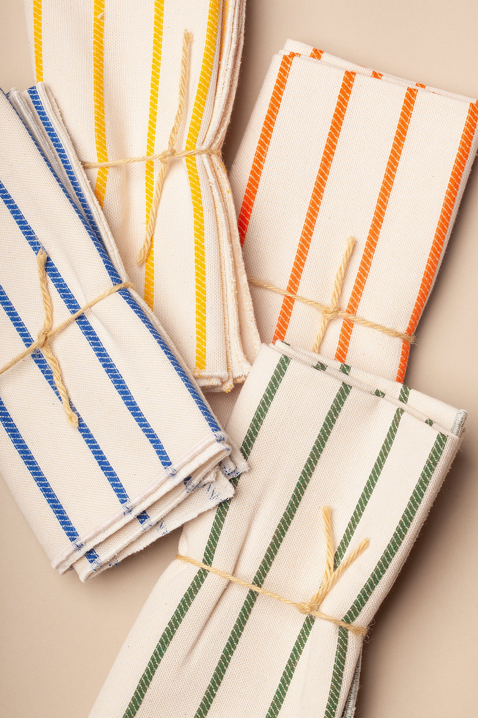 Servilletas de algodón con rayas azul, amarillo, naranja y verde, estilo artesanal, ideales para mesa.
