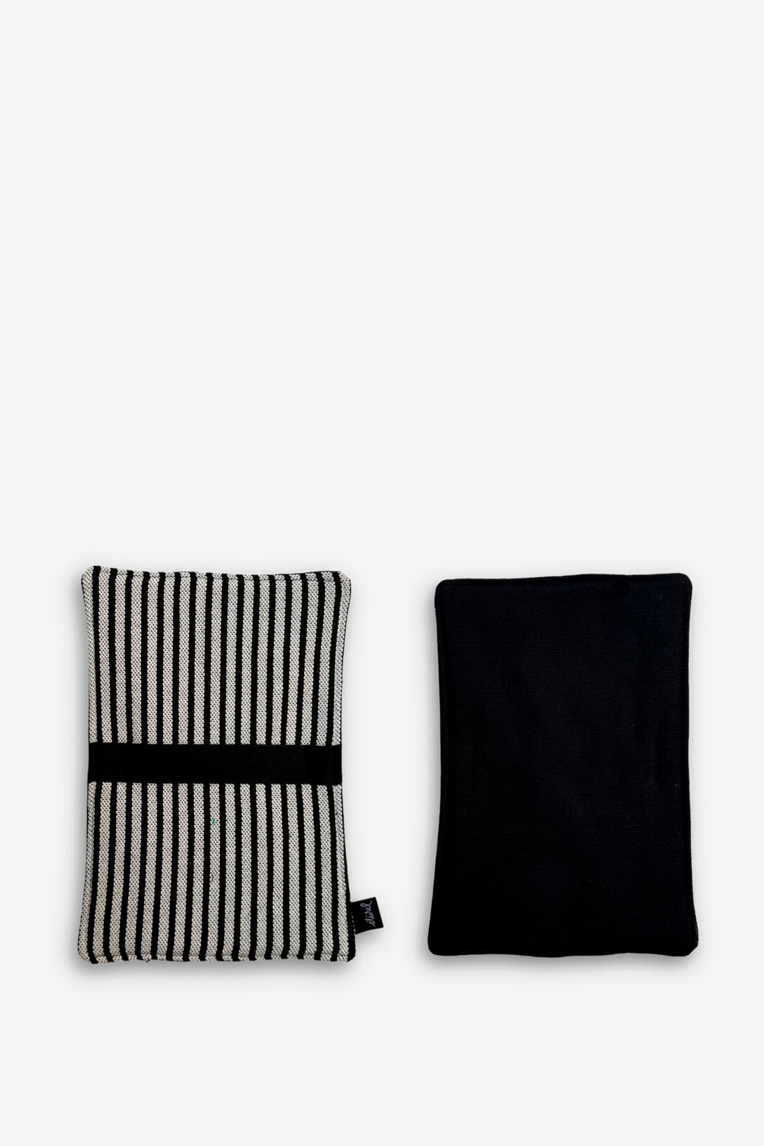 Cojín de rayas blanco y negro, tejido de algodón, estilo moderno y minimalista. Ideal para decoración contemporánea.