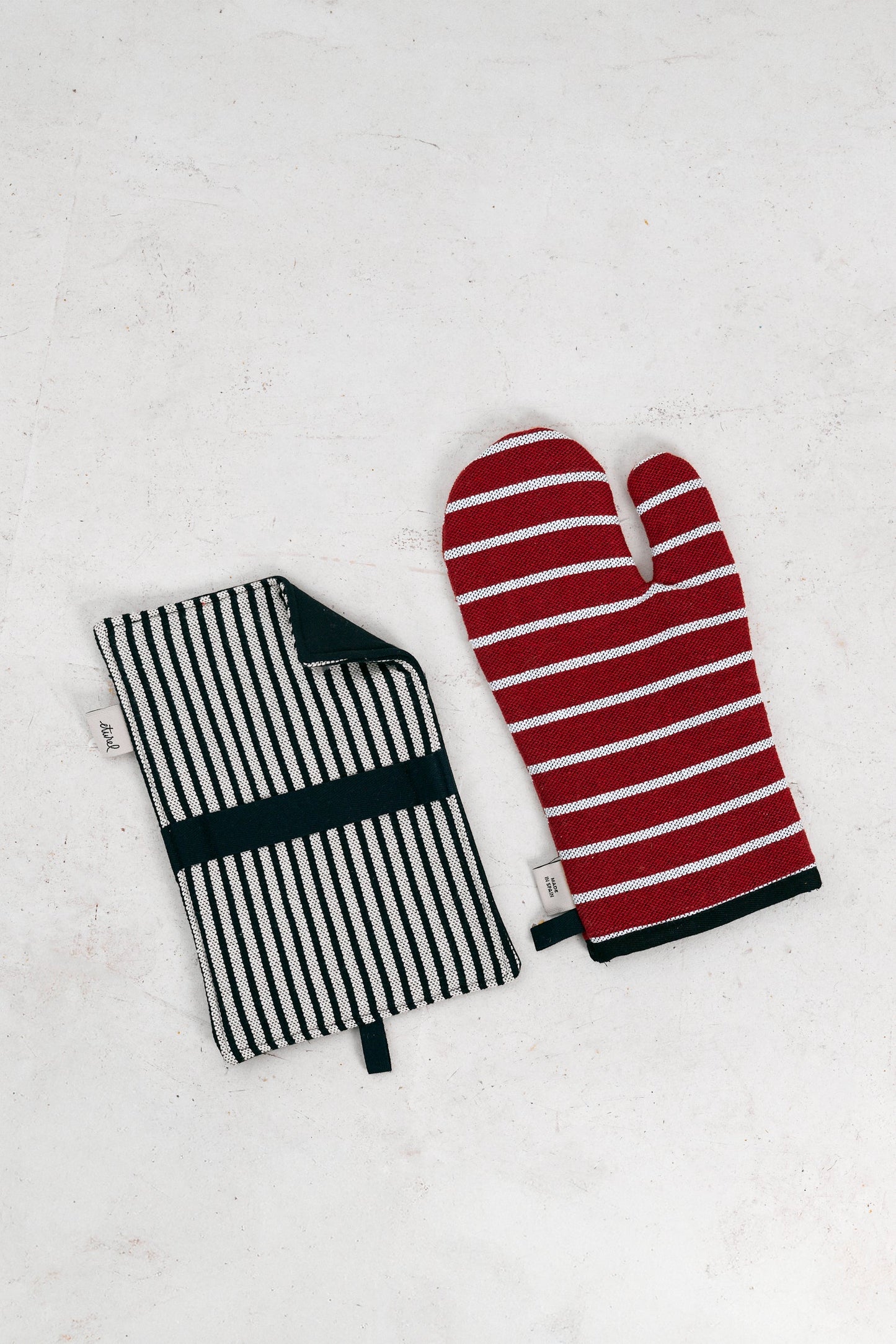 Guantes de cocina a rayas rojas y negras, de tela suave; ideal para horno y sartén. Accesorios de cocina modernos.