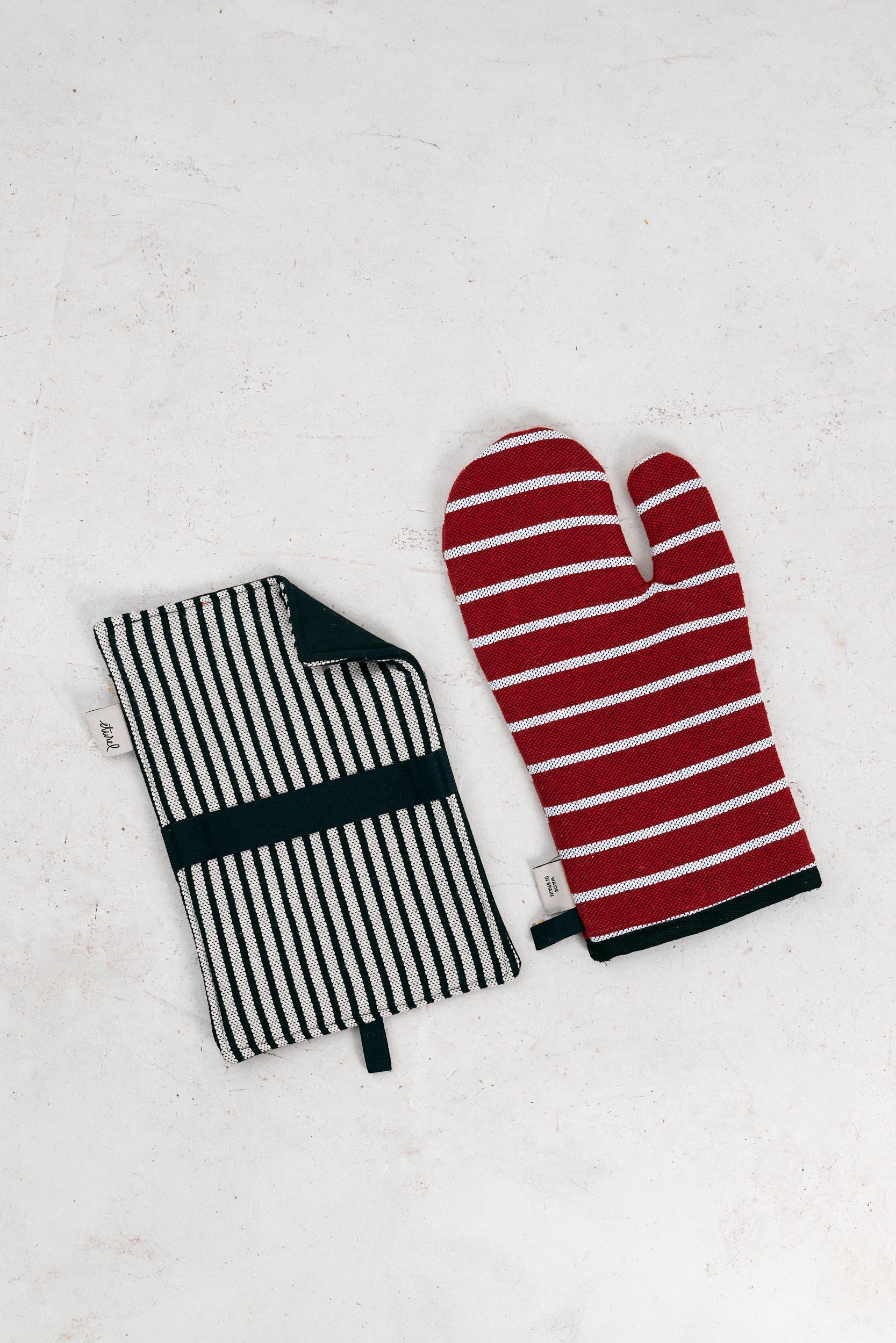 Guantes de cocina a rayas rojas y negras, de tela suave; ideal para horno y sartén. Accesorios de cocina modernos.