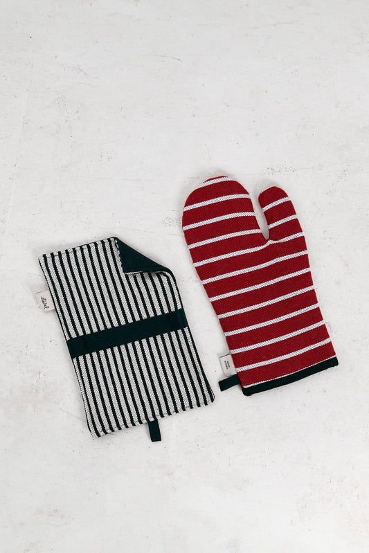 Guantes de cocina a rayas rojas y negras, de tela suave; ideal para horno y sartén. Accesorios de cocina modernos.