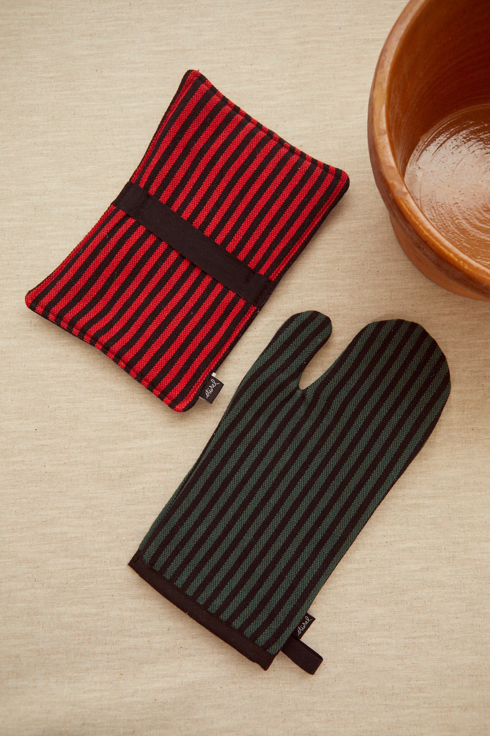 Guantes de cocina a rayas rojas y negras, algodón, estilo moderno y funcional, ideal para el hogar.