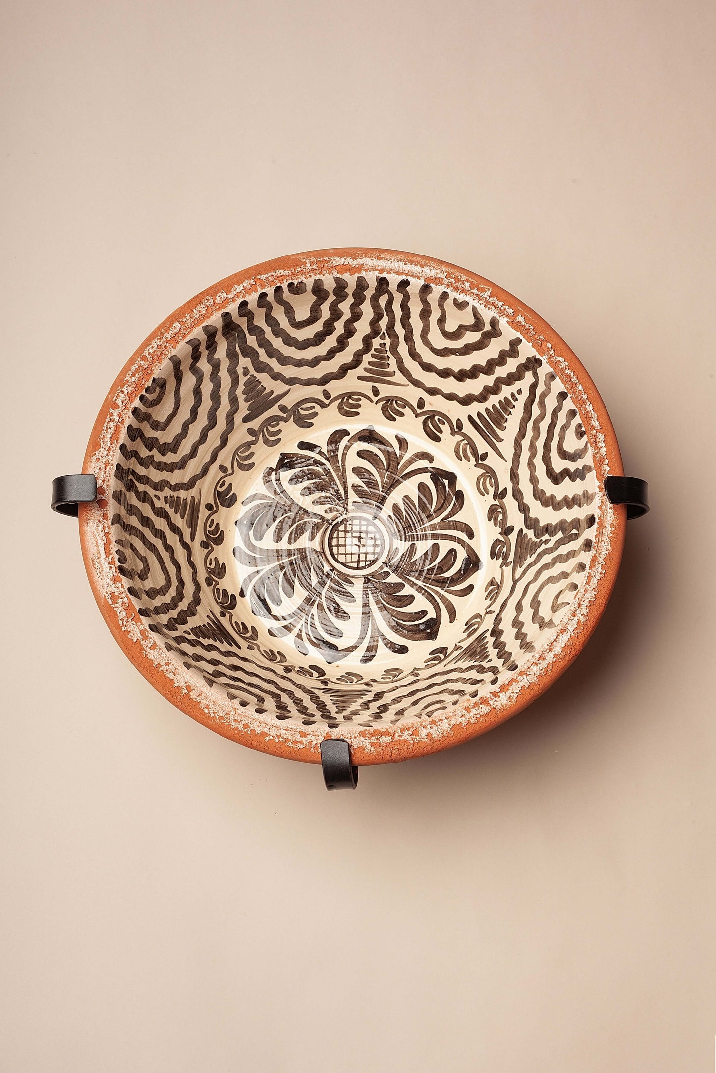 Soporte para pared de hierro para lebrillos