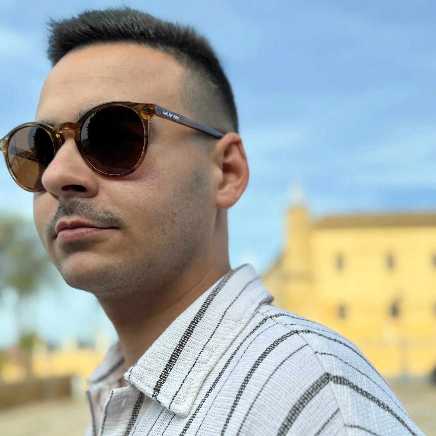 Torimbia · gafas de sol redondas de color naranja cristal con lentes marrones