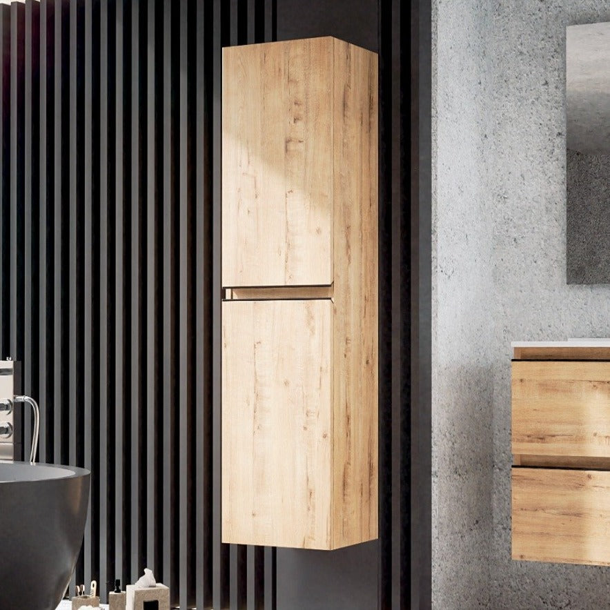 El Mueble baño Madison Pilar se entrega listo para instalar con kit de fijaciones a pared incluido. Combínalo con otros muebles de la serie Madison para crear un conjunto armonioso y funcional que maximice la capacidad de almacenamiento y refuerce el estilo de tu baño.