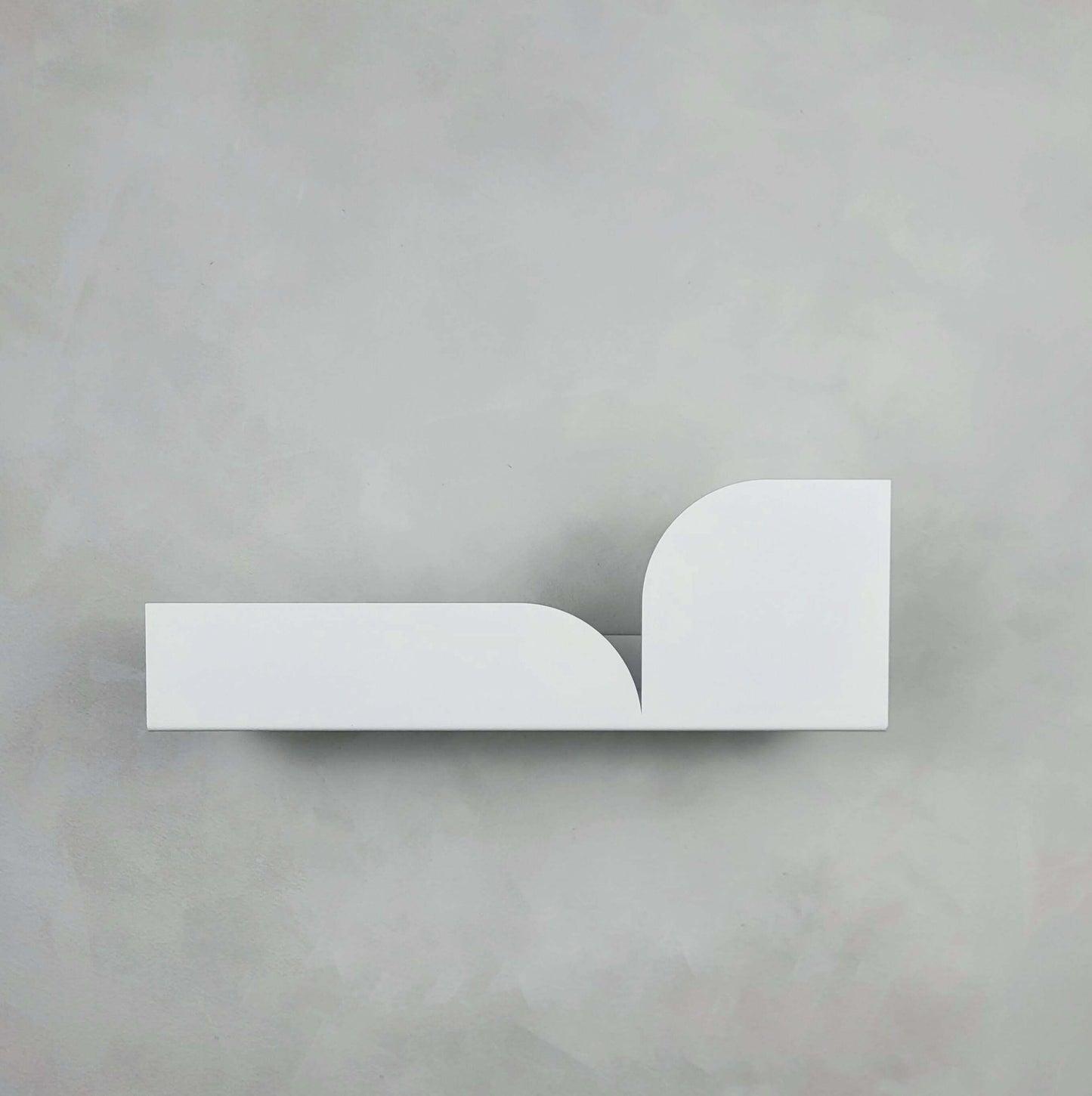 Estantería metálica mediana Torino – estante flotante de pared en color blanco sobre fondo gris.