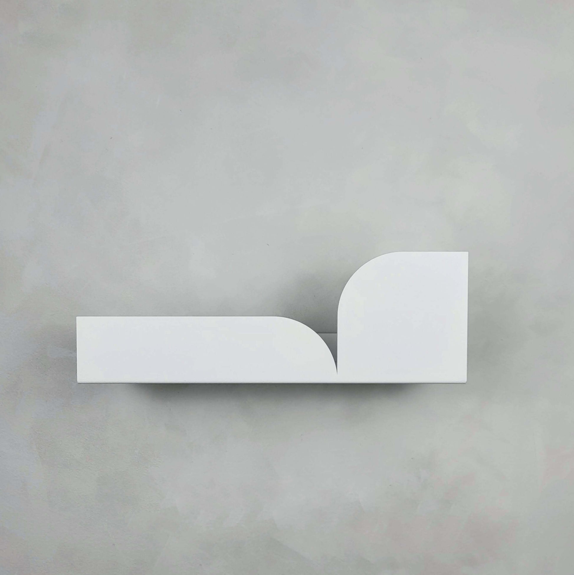 Estantería metálica mediana Torino – estante flotante de pared en color blanco sobre fondo gris.