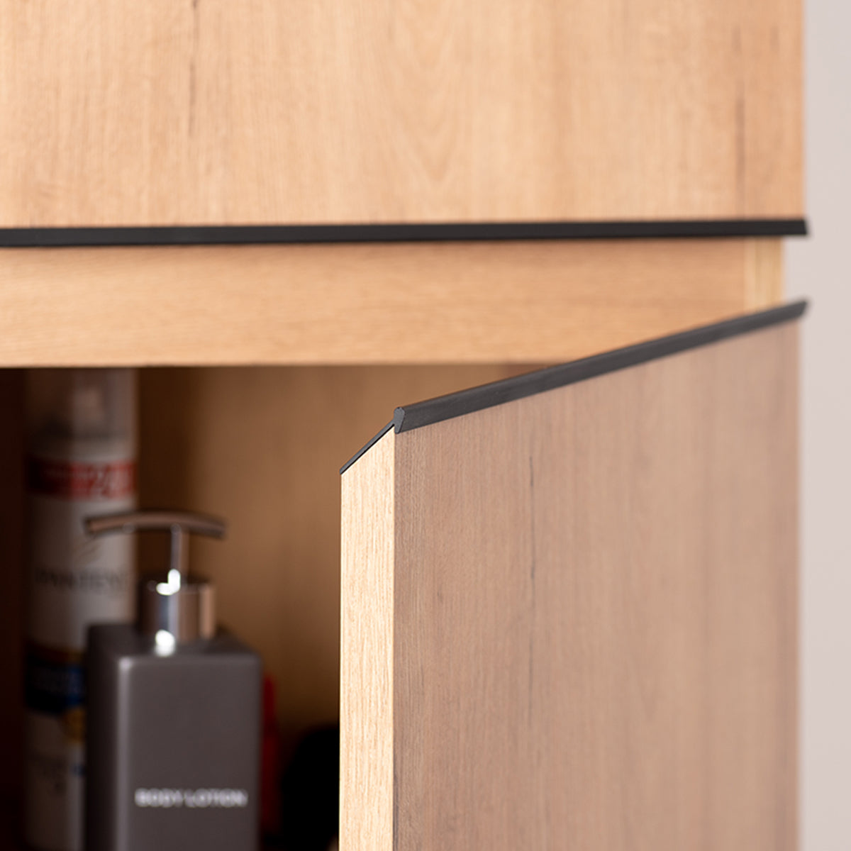 Estante y puerta del Mueble baño Madison Pilar con tirador cromado