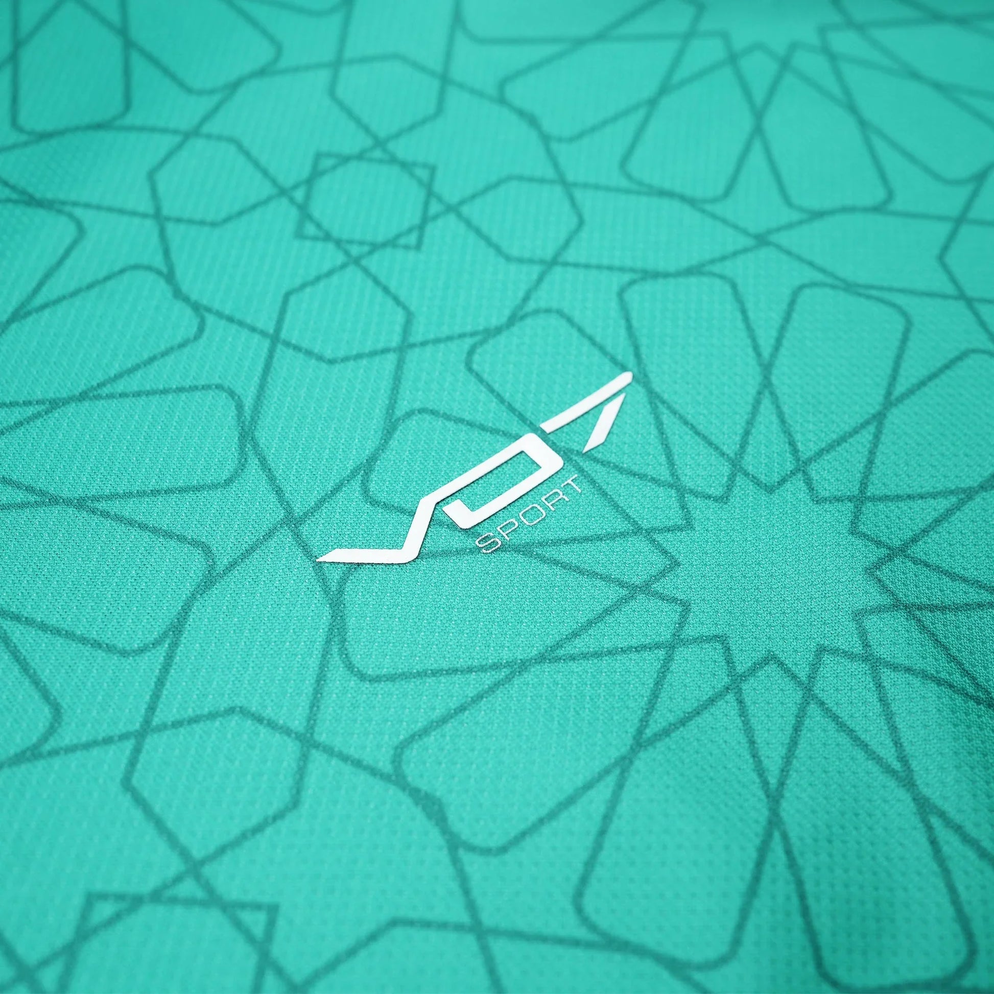 Maillot VO7 vert à motifs géométriques traditionnels et logo blanc contrastant, sur tissu technique texturé.