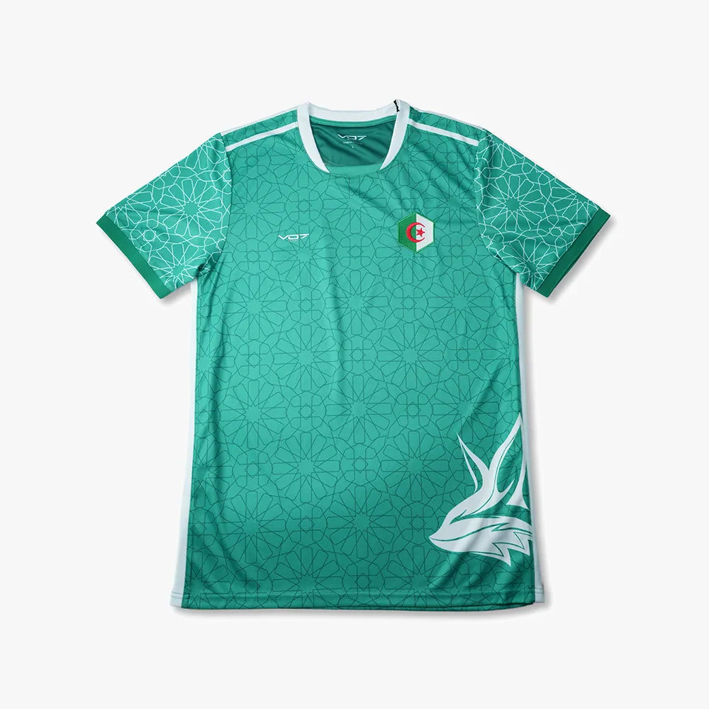 Maillot de football vert VO7, motif géométrique, blason de l'Algérie et motif de fennec blanc sur le bas.
